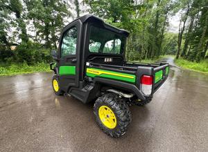 Compre un vehículo utilitario diésel John Deere Gator XUV865M 2024 usado, limpio y duradero, para agricultura, transporte, remolque y trabajos todoterreno exigentes. - Product Image 1