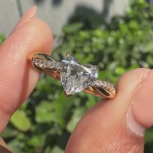 Anillo de Diamantes en Forma de Corazón con Engaste Trenzado - Product Image 2