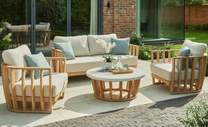 "ชุดเลานจ์กลางแจ้งสไตล์สแกนดิเนเวียนพร้อมด้วยเบาะรองนั่งไม้สักสีเบจและโต๊ะกาแฟทรงกลมเฟอร์นิเจอร์ในสวนที่หรูหรา - Product Image 2