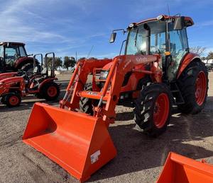 Tractor M7060HDC12 2023 - Mediano 4x4 de 71.0 HP con Bomba de Motor y Cojinete, Cabina Deluxe, Comodidad y Eficiencia - Product Image 1