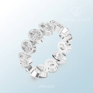 แหวนแบบคลัสเตอร์สั่งทำพิเศษ ประดับด้วยพลอยทรงรีตรงกลาง ดีไซน์ประกายระยิบระยับอย่างประณีต พร้อมความสง่างามเหนือกาลเวลา - Product Image 2