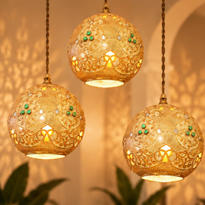 Lanterne marocaine artisanale en laiton doré avec gravures florales complexes et accents de pierres précieuses colorées – Luminaire suspendu oriental de luxe - Product Image 5