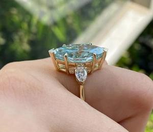 Anillo de compromiso de tres piedras de moissanita con corte Marquesa azul de Plata de Ley 925 - Product Image 1