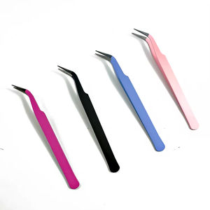 Pinzas ergonómicas de acero inoxidable con asas de agarre suave para un control sin esfuerzo durante las sesiones de modelado de cejas. - Product Image 1