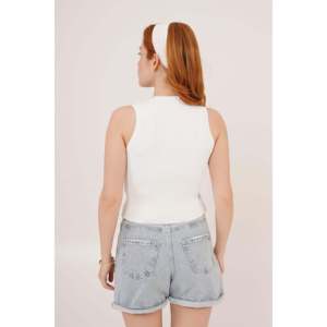 Blusa sin mangas acanalada blanca para mujer LUSTRIN al por mayor con detalle de botones - Top de mezcla de poliéster y elastano de talla estándar - Product Image 4