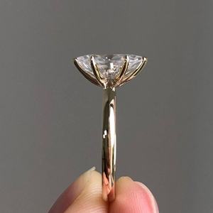 Anillo de compromiso de diamante cultivado en laboratorio con corte de pera de 2,00 quilates, joyería de oro amarillo de 14K con ajuste de punta para ella - Product Image 5