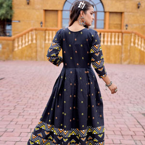 Ensemble Kurti en rayonne à imprimé froid avec dupatta à imprimé doré, vente en gros de vêtements indiens et pakistanais - Product Image 3