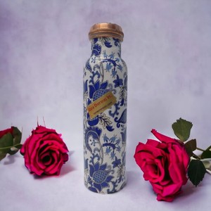 ขวดน้ำทองแดงทำมือคุณภาพพรีเมียม 1000 มล. สำหรับดื่มตามหลักอายุรเวท เหมาะสำหรับกีฬา กิจกรรมกลางแจ้ง และการใช้งานในชีวิตประจำวัน - Product Image 2