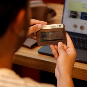 Portefeuille en cuir véritable unisexe de qualité supérieure, blocage RFID, fermeture ouverte, durable, adapté aux voyages, design minimaliste, personnalisable - Product Image 3