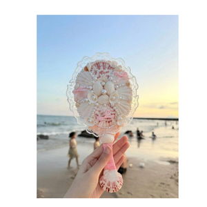 Espejo de maquillaje compacto con marco de concha natural perfecto para ideas de regalos tropicales bolsas de belleza costera y accesorios de verano - Product Image 1