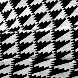 Vente en gros de tissus brocart teints en fil de coton polyester noir et blanc de style moderne Jacquard pour vêtements et sacs - Product Image 2