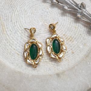 Boucles d'oreilles en pierre verte plaquée or 22 carats pour femmes bijoux ethniques faits à la main de style indien Kundan pour la fête de mariage en gros - Product Image 3