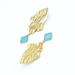 Boucles d'oreilles pendantes en chalcédoine bleue en laiton DUA en gros |   Bijoux pour femmes tendance en or plaqué 18 carats faits à la main en provenance d'Inde - Product Image 3