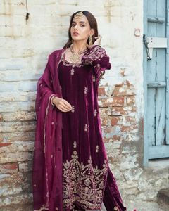 Lancement d'un nouveau vêtement de soirée de créateur, Look Top Dupatta et séquence de broderie en velours Viscose entièrement cousue, fonctionne avec les manches - Product Image 1