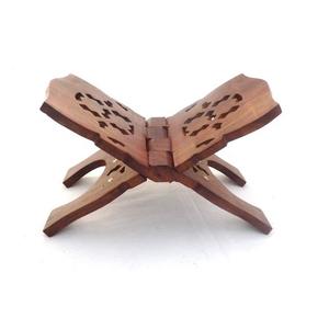 Increíble soporte para el Corán. Intrincadas grabas en los Rehals de madera representan la devoción mezclada con la artesanía. - Product Image 1
