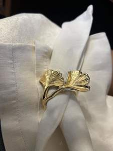 Servilleteros de metal únicos finamente elaborados con detalles florales para recepciones de bodas llamativas y fiestas de temporada - Product Image 2