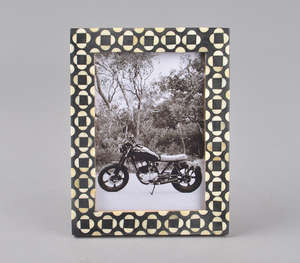 Cadre photo en incrustation d'os artisanal, motif géométrique élégant en cercles, porte-photo, décoration de bureau luxueuse monochrome - Product Image 1