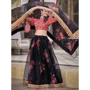 Ensemble Lehenga Choli Traditionnel pour Femmes Imprimé Floral Noir Magnétique en Organza - Product Image 2
