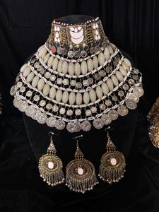 สร้อยคอเส้นใหญ่แบบดั้งเดิมของชนเผ่าที่มีลูกปัดรูปไข่สีขาวมันวาวหลายแถวจัดเรียงอย่างประณีต - Product Image 6