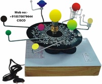 Système Solaire Électrique CISCO Modèle 1765 avec Neuf Planètes en PVC et Base Colorée, Présentant les Noms des Planètes et la Distance Moyenne du Soleil