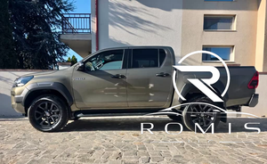 Toyota Hilux Pickup 2026 Automatico 5 Posti Interni in Pelle Fari LED Pneumatici R18 Guida a Sinistra Interni Scuri - Product Image 5