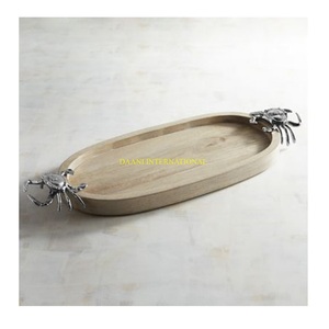 Bandeja de madera para servir con asas de cangrejo plateado Plato temático náutico costero rectangular para mariscos, aperitivos, bebidas y comedor - Product Image 1
