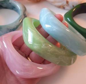 Brazaletes grandes de estilo vintage, joyería de resina acrílica de moda con material principal de moda de acero inoxidable - Product Image 2