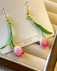 Pendientes de Ganchillo Personalizados DMC Tulipán, Joyas de Ganchillo con Micro Gancho, Pendientes Colgantes Florales, Joyería Floral, Mini Pendientes de Ganchillo para Boda, Regalo - Product Image 1