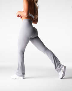 Mallas acampanadas sin esfuerzo de Paloma personalizadas, leggings de gimnasio de moda para mujer con cintura alta y costura en la cadera favorecedora - Product Image 4