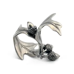 Anneau de serviette en aluminium de luxe fait à la main, style américain, tendance pour les fêtes, design minimaliste pour les dîners raffinés - Product Image 1