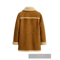 Manteau en cuir brun doublé de fourrure de mouton avec poches avant
