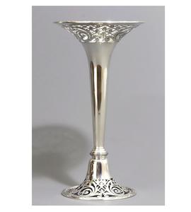 Vase Trompette sur Pied en Argent Plaqué Élégant avec Bordure Ondulée et Finition Martelée, Parfait Grand Vase Moderne en Aluminium pour Sol à Vendre - Product Image 3