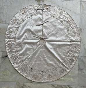 Falda de árbol de Navidad hecha a mano de primera calidad con detalles de cuentas, perfecta para un aspecto festivo clásico y lujoso - Product Image 1