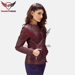 Chaqueta de cuero genuino para mujer personalizada de primera calidad hecha a mano en Sialkot Pakistán con logotipo personalizado y diseño tejido transpirable - Product Image 6