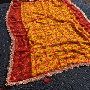 ผ้าส่าหรีสำหรับผู้หญิง ผ้าจอร์เจตต์เนื้อเงาทั้งผืน พร้อมลายฉลุขอบผ้าลูกไม้ ผลิตในอินเดีย - Product Image 1