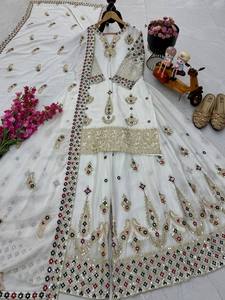 Tenue de fête moderne Sharara Palazzo en pur soie chinon avec bordure en dentelle travaillée - Product Image 3