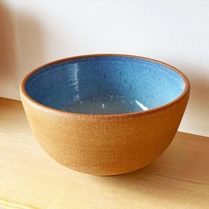 Bol de service en céramique fait main avec des tons naturels et des mouchetures subtiles, idéal pour les dîners ou les repas de vacances - Product Image 5