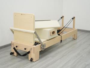 Reformer Commercial Robuste en Bois d'Érable Blanc avec Sangles en Cuir, Design Personnalisé et Ajustable, Idéal pour une Utilisation Saine et Optimale - Product Image 3