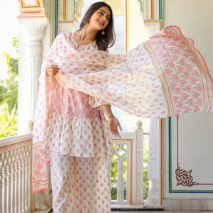 Ensemble Kurti en coton imprimé floral rose pour femmes avec col rond et manches bouffantes, stylé avec Sharara et dupatta assorti - Product Image 1