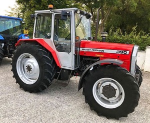 Tracteur agricole à roues 4x4 Massey Ferguson 390 rouge, équipement agricole, niveau de sécurité élevé - Product Image 3