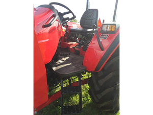 TRACTOR CARGADOR MAHINDRA 1626 DE ALTO RENDIMIENTO, 25.9HP, 4X4, MOTOR DIÉSEL DE 3 CILINDROS, TRANSMISIÓN HIDROSTÁTICA DE 3 RANGOS, EN VENTA - Product Image 2