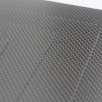 Feuille composite en fibre de carbone tissée thermoplastique 3K (surface noire brillante, épaisseur 0,8 mm) pour l'industrie des bagages et des chaussures