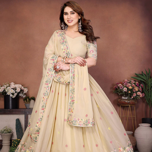 Lehenga Choli Semi-Cosido para Novia India con Blusa Completamente Cosida Lista para Usar para Bodas y Fiestas - Product Image 1