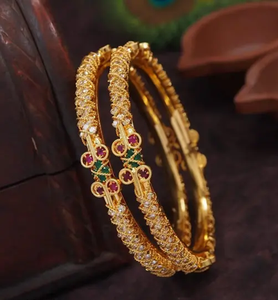 Ces bracelets en laiton de bijoux de temple d'antique-finition, comportant des pierres rubis-rouges et des motifs de dieu, sont disponibles aux prix de gros. - Product Image 4