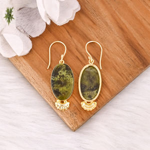 Boucles d'oreilles pendantes élégantes en laiton avec pierre précieuse opale verte, boucles d'oreilles délicates en laiton plaqué or pour un cadeau décontracté - Product Image 4