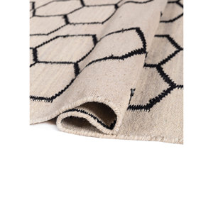 พรมขนสัตว์ทอแบบเรียบสีเทาและสีดำ รุ่น Indusbar Dwrm-117 ลายเรขาคณิตและลวดลายนามธรรม รูปทรงสี่เหลี่ยมผืนผ้าและลายทาง สำหรับใช้ปูพื้นบ้าน - Product Image 2