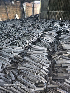 Charbon de bois en sciure de bois de forme hexagonale avec un petit trou au milieu, fabriqué à la machine, temps de combustion de 5 à 7 heures pour barbecue - Product Image 4