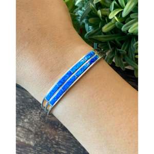 Brazalete Navajo Hecho a Mano con Incrustaciones de Ópalo Azul y Plata de Ley, Joyería Cultural Coleccionable - Product Image 2
