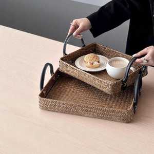 Plateau de service rond en rotin tissé à la main avec poignées Plateau décoratif en osier naturel pour la maison et la cuisine - Product Image 4