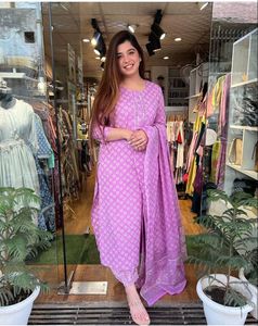 Trajes Salwar Vintage de PU con Apliques Florales Hechos a Medida en Colores Pastel para Diseñadores de Ropa y Tiendas de Ropa ODM - Product Image 2